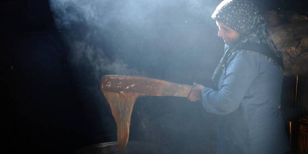 Kazanlar fokur fokur kaynıyor, önce pişip sonra ipe diziliyor! Yok satan lezzet: Dışı sertleşse de içi yumuşacık kalıyor 4